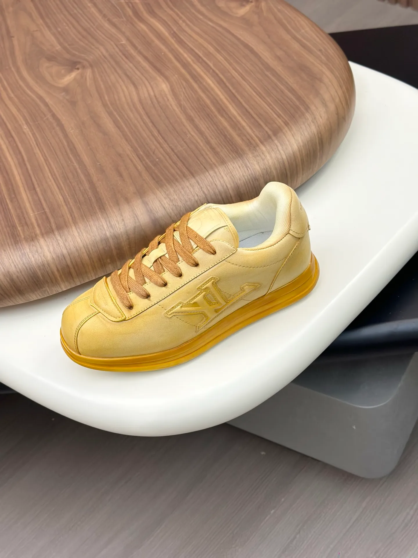 💰800💰Full package💰Top version Washed LV-Louis Vuitton-Classic catwalk new style 1:1 developed replica of the original version! ! The upper foot is very comfortable. It is made of luxurious materials, washed with fine workmanship, and the midsole is printed with English letters "Made in Europe." The upper is made of calfskin imported from Italy. The side is decorated with the brand's LOGO and signature. The latest latex foot pads and mesh lining make the foot feel super comfortable. The original two-color TPU combination outsole is specially provided by the original factory. Bag technology Goodyear stitched edges Fabric: Exclusive custom first-layer cowhide Accessories: Exclusive private model Vuitton logo, lining: Customized silk mesh lining - first-layer silk cowhide lining Outsole: TPU combination outsole wear-resistant, non-slip and anti-yellowing Foot pads: new latex pads-mesh sweat-absorbent Counter technology: fully computerized sewing machine wire drawing Toe box back cover Hot and cold shaping Full set of pull-top last with medium and low logo pattern Counter packaging - Shoelaces, certificates, cards, instructions, certificates of quality, dust bags, the most comprehensive packaging on the Internet, men's sizes 39-44 (38/45 custom-made, non-refundable!